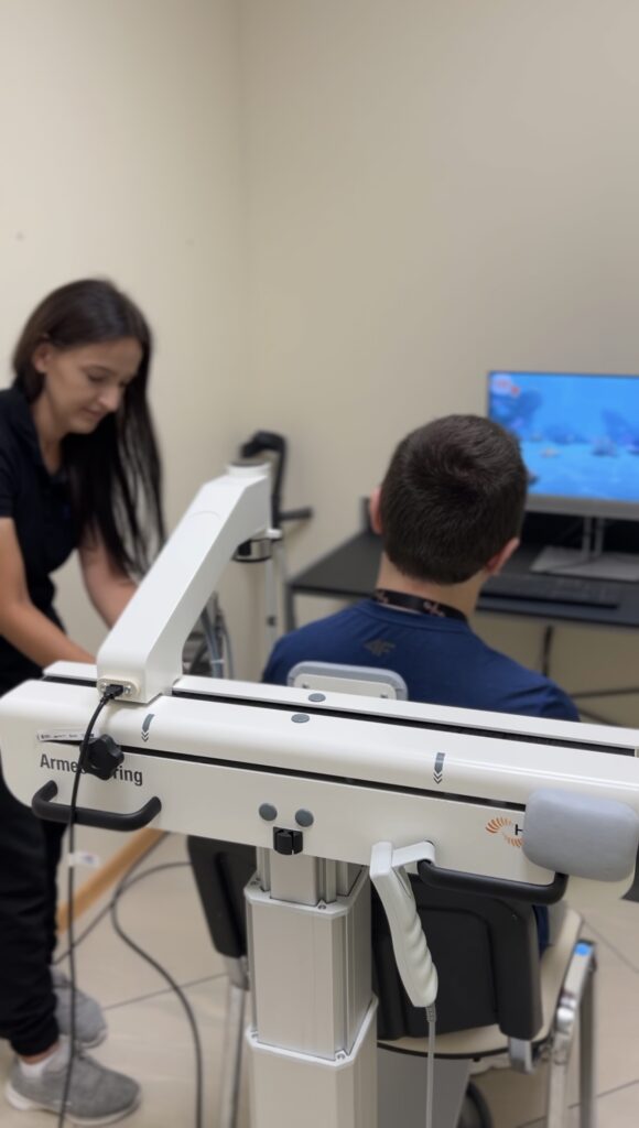 kobieta i mężczyzna na sali do rehabilitacji mężczyzna korzysta ze sprzętu rehabilitacyjnego armego spring