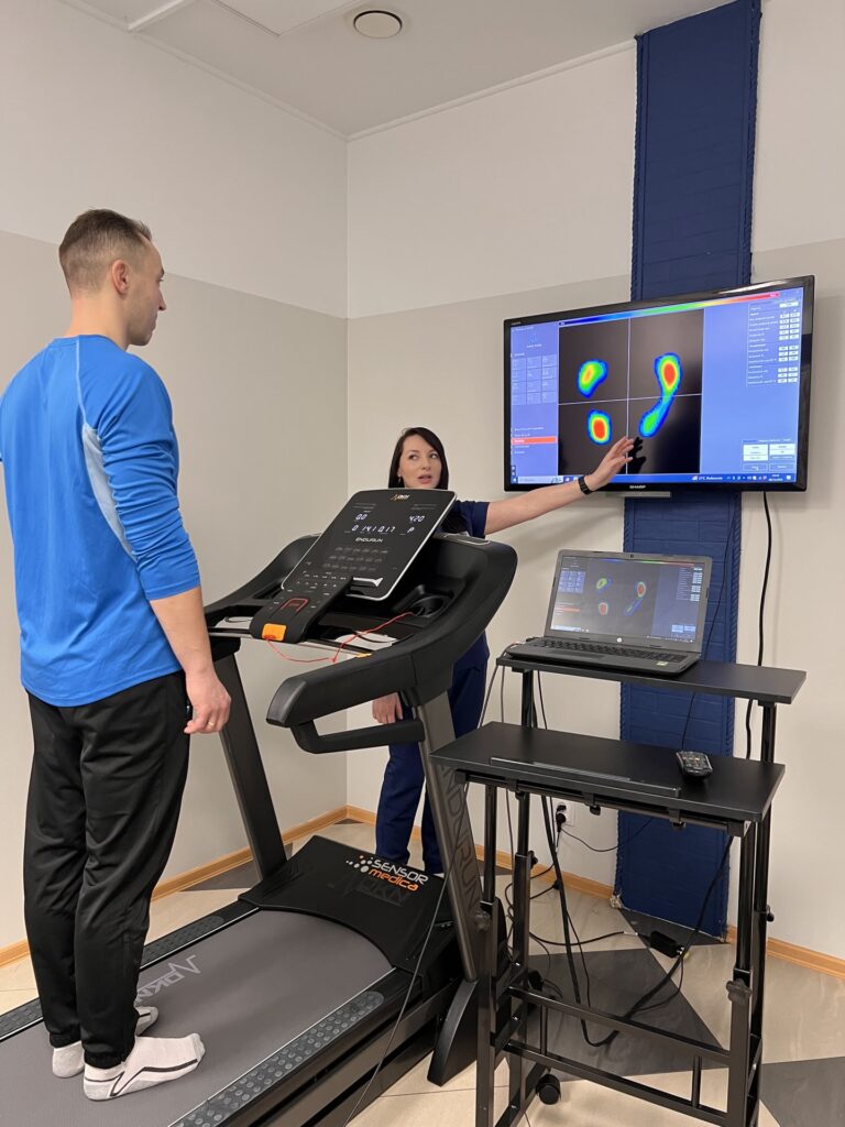 osoba korzystająca z bieżni baropodometrycznej w Centrum NeuroRehab